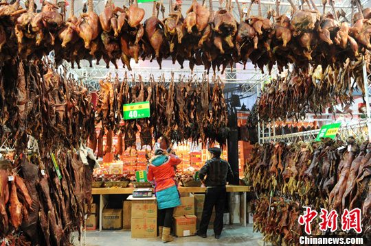 四川新春年货节成都开幕 腊肉屋 赚眼球(图)