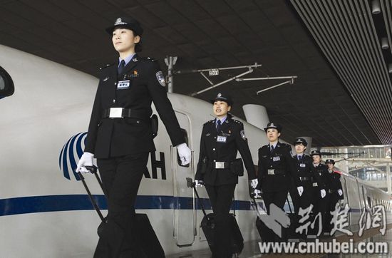 武汉组建女子乘警组进驻高铁 大专学历平均26