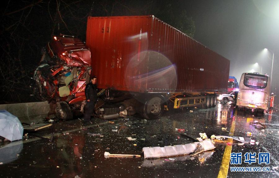 安徽南陵发生重大交通事故致7人死亡