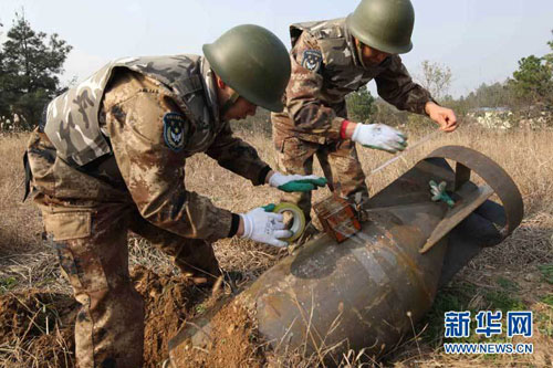 中国空军拆弹部队:面对数吨级巨无霸炸弹如考古