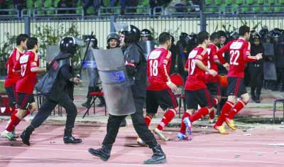 埃及球迷骚乱或因1张红牌 球迷带刀进场看比赛