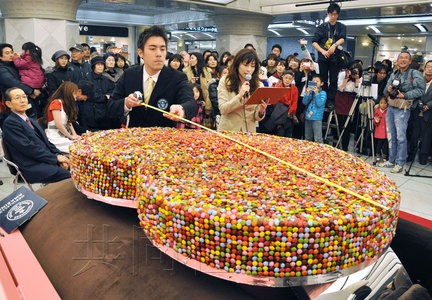 日本巨型情人节巧克力创吉尼斯纪录(图)_新闻台_中国网络电视台