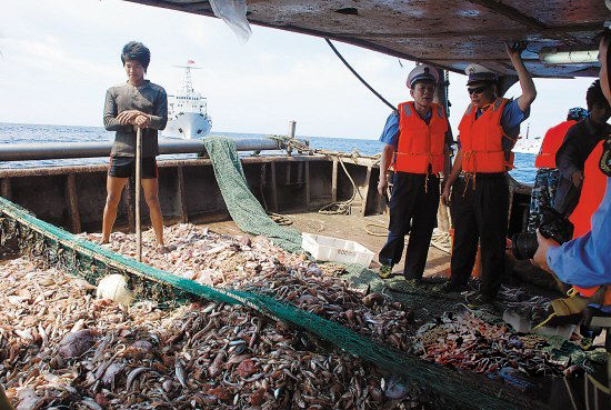 中国95%渔船撤出南沙 因惧怕外国军舰抓捕
