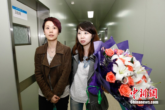 女教师为救学生双腿截肢 海清连夜买机票探望