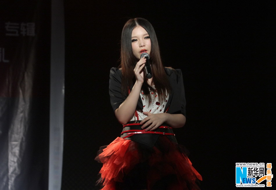 本兮成人礼首发新专辑 粉色甜美<em>公主变</em>霸气女