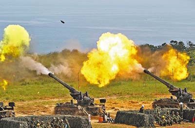 射击演训合计发射72枚炮弹,击发时炮口喷出火焰,现场尘土飞扬,场面