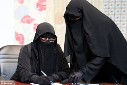 埃及面纱女性频道开播 着黑罩袍只露眼(图)
