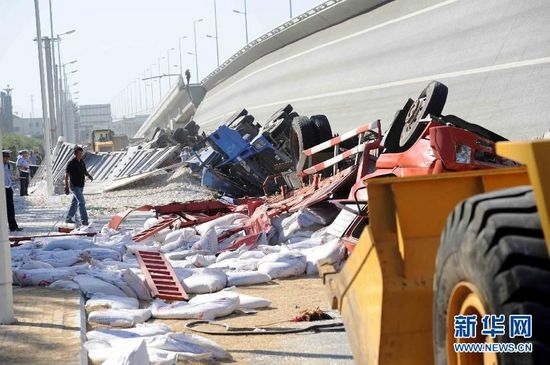 哈尔滨正召开阳明滩大桥垮塌事故新闻发布会