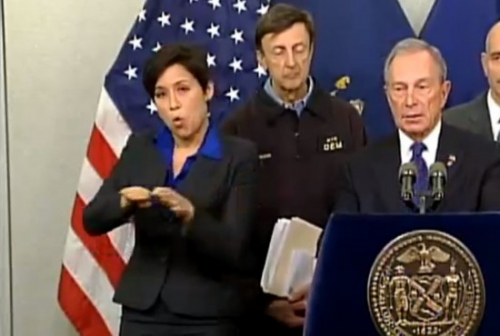 手语女翻译动作搞笑夸张 抢纽约市长风头(组图