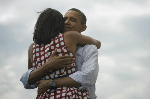 奥巴马获胜后称又是四年发布与妻拥抱照片（图）