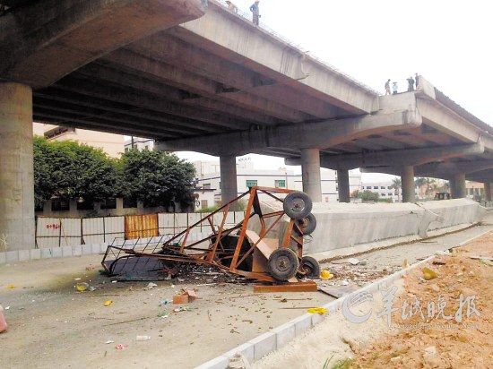 深圳1处在建高速高架桥坍塌 两名工人坠落1死