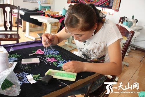 �½���С��ҵ��չר���ʽ�ÿ���ó�2000��Ԫ�ʽ�֧��������ҵ��չ�������Ӵӣ��ͣ�ҵ����߳����������ˮƽ�������г����ٽ���������г��չ��2010��8�£����½�ľ�ݹ������������������һ�����ϣ�һλ������������ڴ��塣