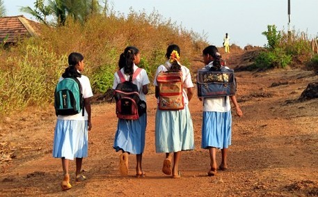 印度校园频发虐童事件 13岁<em>女生</em>盗窃被迫<em>裸体</em>