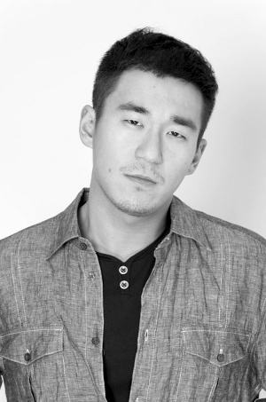 有网友指出:"张默住的是别墅,他在别墅里面吸毒怎么可能傻到被外面的