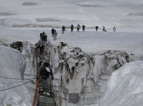 印度十分重视山地作战,图为印军部队在雪山进行训练(资料图)