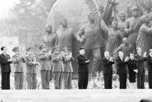 13日,朝鲜最高领导人金正恩在卫星发射失败后照常出席金日成,金正日