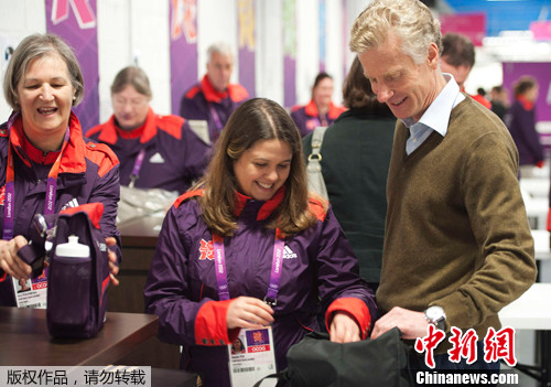 伦敦奥运会志愿者服装开始陆续发放(组图)