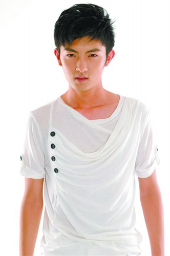 帅哥李恒建,他和另外两位男嘉宾祁汗,刘硕在节目上站了一年了,你说