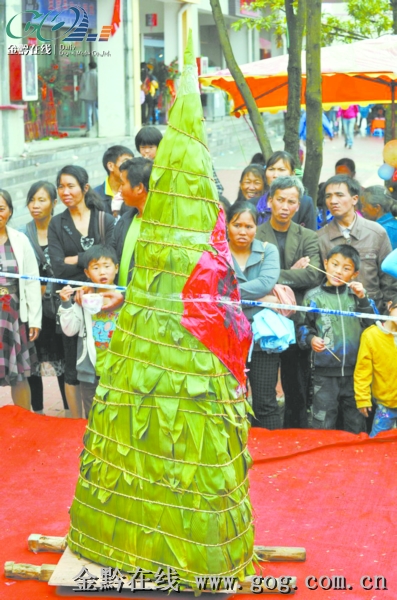 "巨无霸"粽子亮相贵州惠水:重180斤 高1.25米(图)