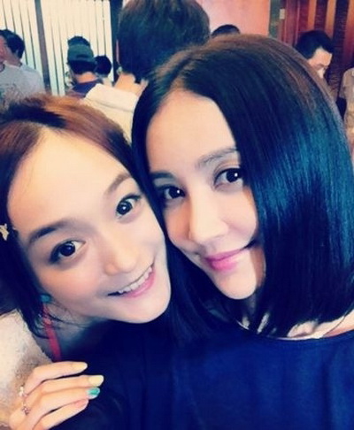 何泓姗《第三种爱情》宁波热拍 与张歆艺姐妹情深