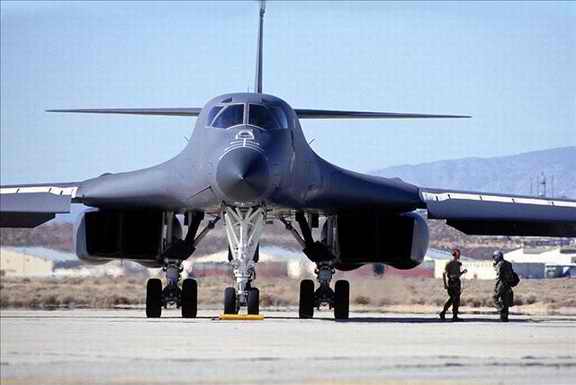 资料图:美国b-1轰炸机正面照.