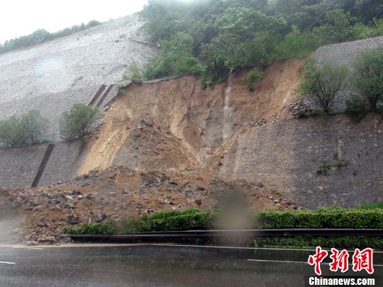 甬台温高速发生严重山体滑坡 滞留车辆全部安全撤离