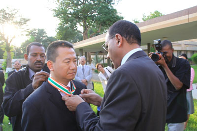 尼日尔外长巴祖姆为中国驻尼日尔大使夏煌授勋