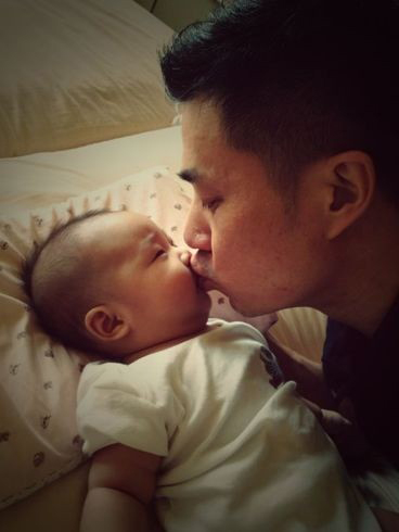 昨天是小s老公许雅钧的生日,小s在网上晒出老公与女儿许老三的亲密照