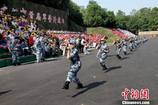 武汉首届军营开放日 三千余市民见识空军风采(图)