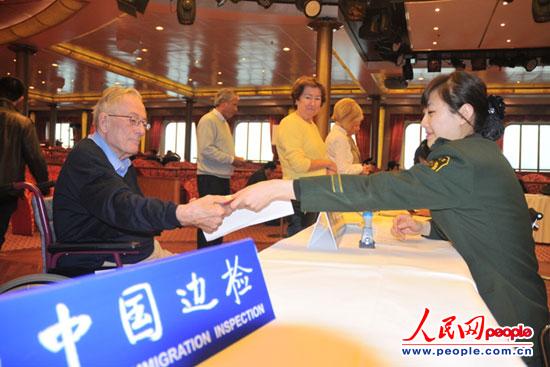 "最美警察"彭婧:"最美边检警花"