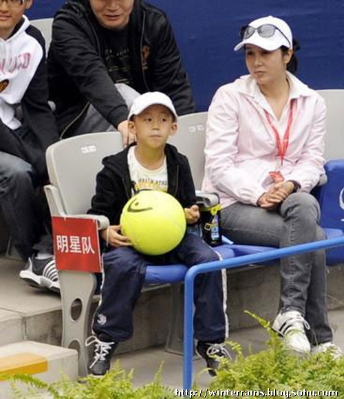 蒋雯丽与儿子最懂事顾长卫儿子顾和和43岁的蒋雯丽和55岁的顾长卫是在