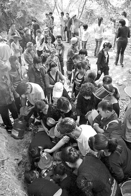 温岭数百男女疯抢"神水" 24小时排队(图)