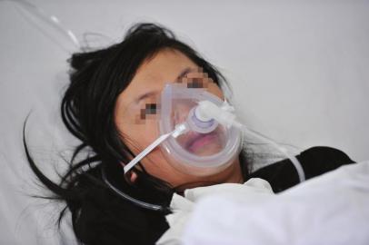 10月19日,李婷在病床上,对氧气罩产生了依赖