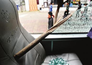 砸车者使用的木棍断掉一截遗落在车内.