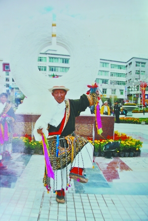 丹增曲塔老人在2004年参加昌都地区文艺汇演时的留影.
