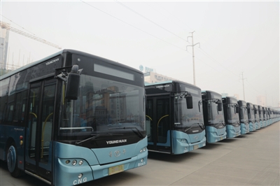 兰州50辆豪华公交苦等线路建成 院内转圈防老化