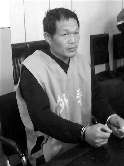 犯罪嫌疑人卢刚14年前,蒋聪因为争抢豆腐脑摊位与人发生口角后,便召集