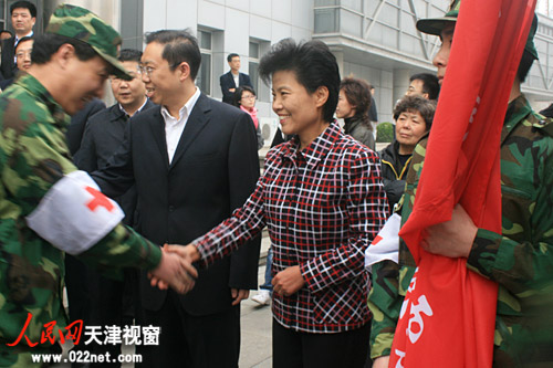 史莲喜,刘道刚等送别青年抗震救灾抢险医疗服务队,与队员一一握手